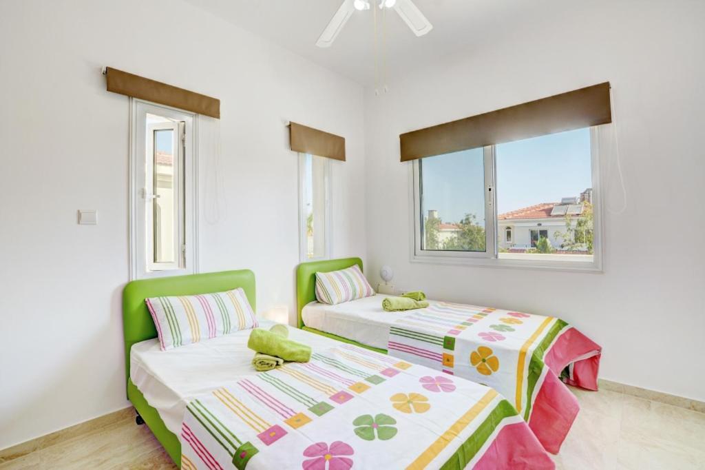Villa Mario - 2Min Walk From Kapparis Beach パラリムニ エクステリア 写真